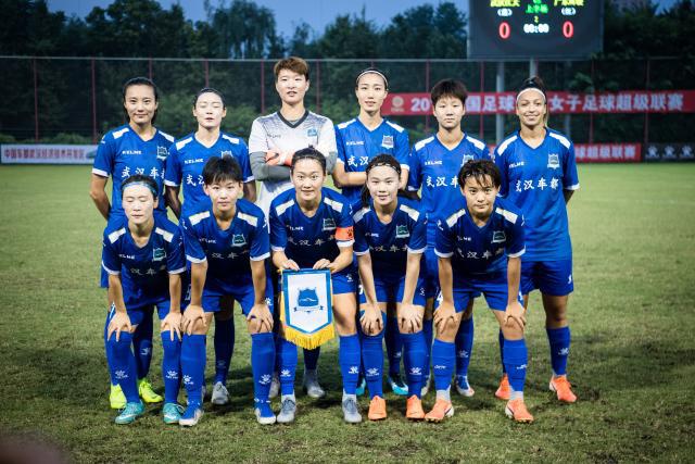 中甲赛事奇观：场上双球进门引发争议